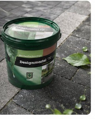 Designmortel TM op een natte donkere bestrating